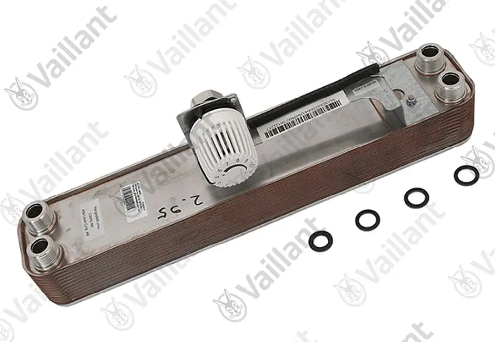 Vaillant Wärmetauscher mit einem angebrachten Regelventil, zwei Anschlussnippeln und mehreren Dichtungsringen auf einer Oberfläche.